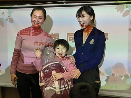 “亲子同绘 定格母爱瞬间”绘画亲子活动圆满举办